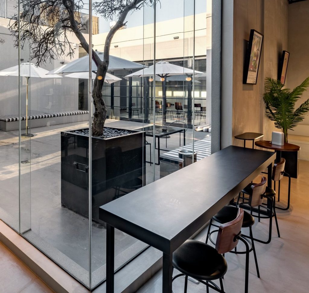Open-plan coworking in Riyadh with modern furniture and community vibe