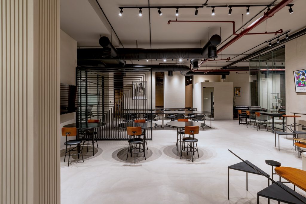 R House shared office amenities including kitchen, phone booths, and reception