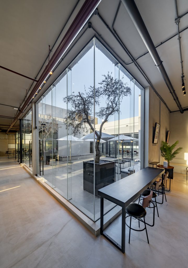 Collaborative workspace in Riyadh with high-speed Wi-Fi and natural light